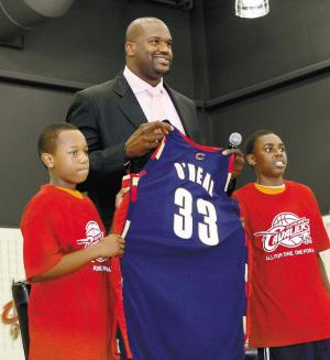 他在闹，他在笑，林加德与拉什福德通道内嬉戏（笑闹不断，林加德和拉什福德在通道内打趣嬉闹）