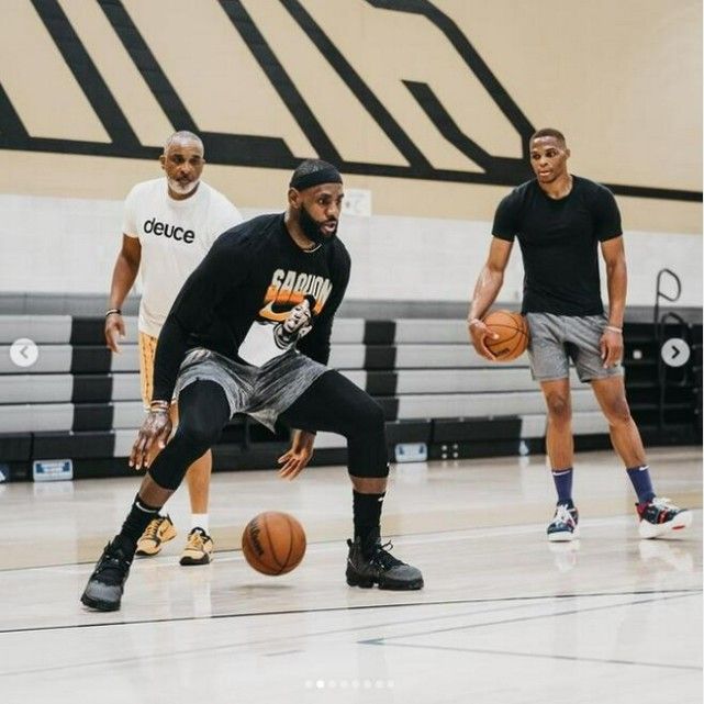 💡早报：34岁格列兹曼荣获金足奖（晨报：34岁格列兹曼加冕金足奖）