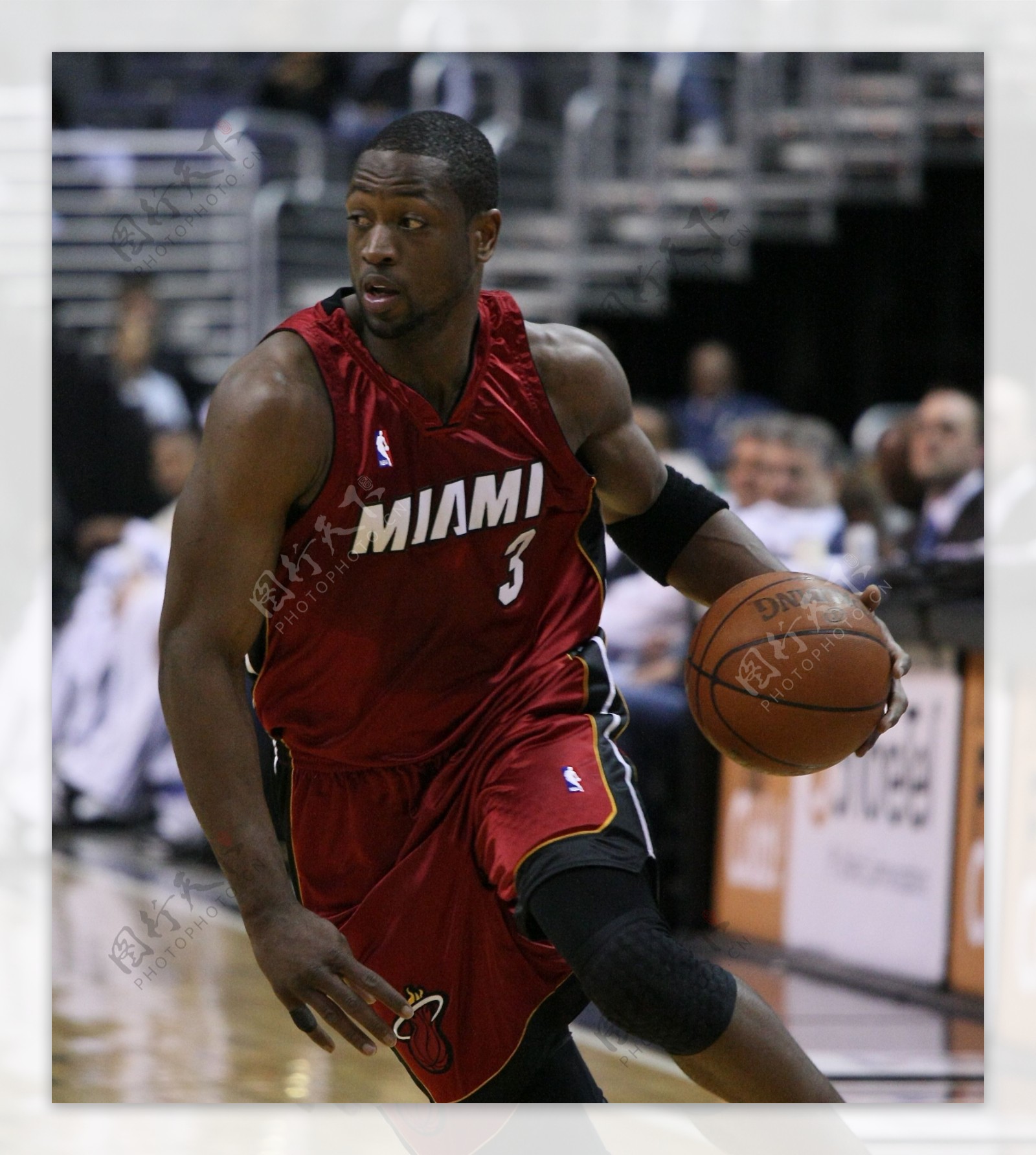 西蒙斯：很开心见到孙兴慜，他是热刺传奇&我很荣幸继承7号（西蒙斯：与孙兴慜相见很开心，他是热刺传奇，能接过7号我深感荣幸）