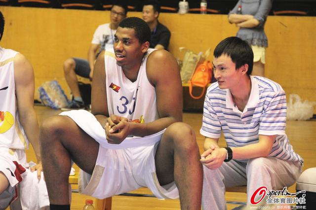 新任纽约市长是阿森纳球迷，采访中热情提及斯奎拉奇和沙马赫（纽约新市长自称阿森纳球迷，受访时热情谈起斯奎拉奇与沙马赫）