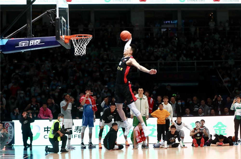 图片报：尤文和费内巴切想冬窗签磁卡，但球员不考虑提前离队（图片报：尤文与费内巴切欲冬窗引进磁卡，球员无意提前离队）