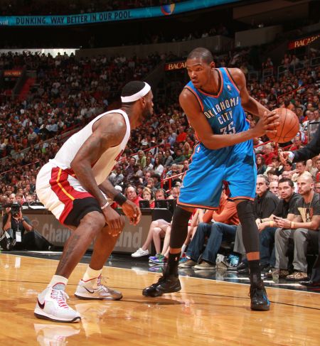 2025巴甲36轮：拉扬双响斩落大红，内马尔经典传射擒狮（2025巴甲第36轮：拉扬梅开二度击退大红，内马尔传射建功驯狮）