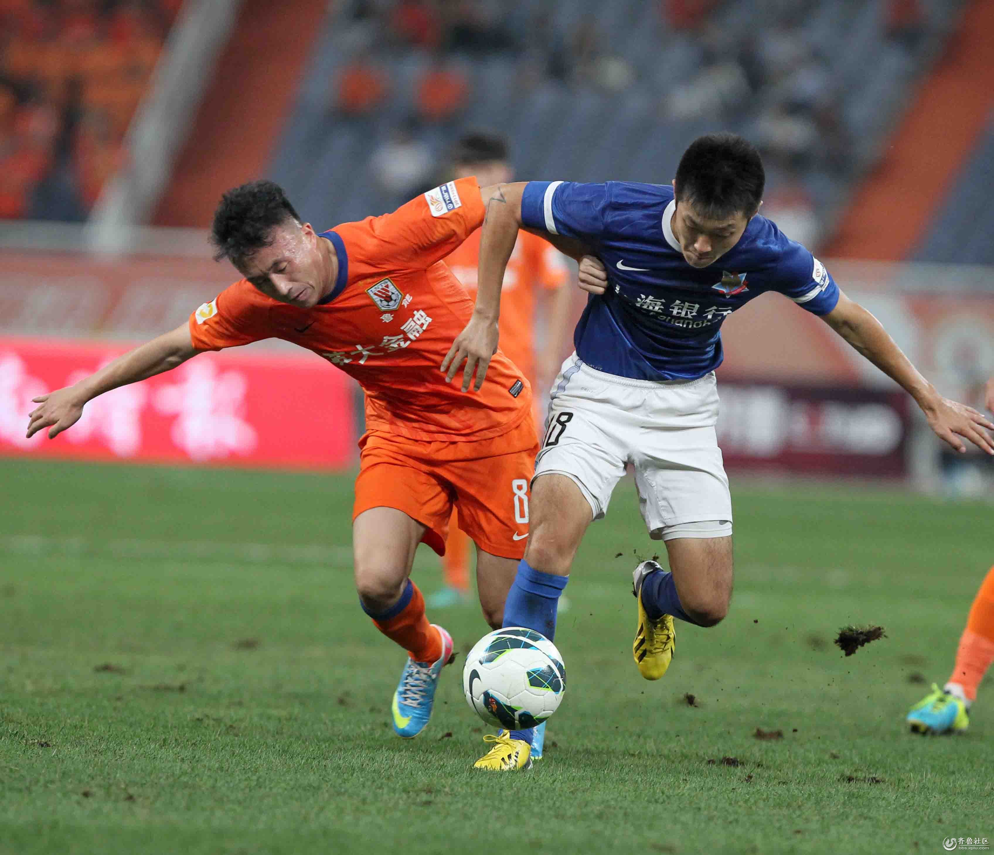 球星带球突破造成杀伤，全场欢呼（球星强突撕裂防线，引爆全场欢呼）