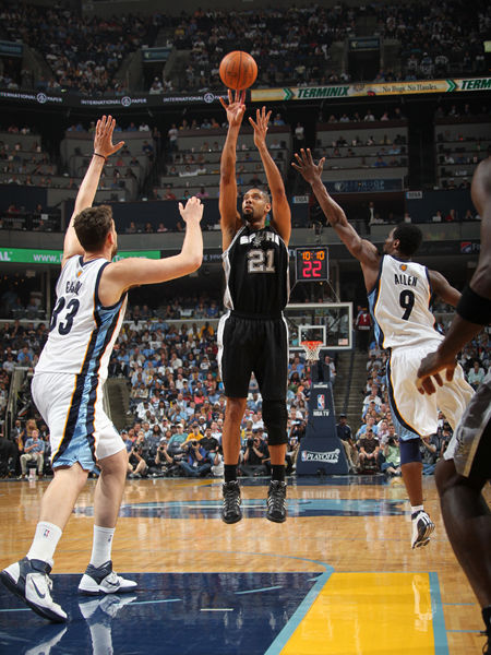 梅西赛前将球衣赠予安哥拉总统，总统回赠他一座纪念奖杯（赛前梅西赠球衣予安哥拉总统，对方回以纪念奖杯）