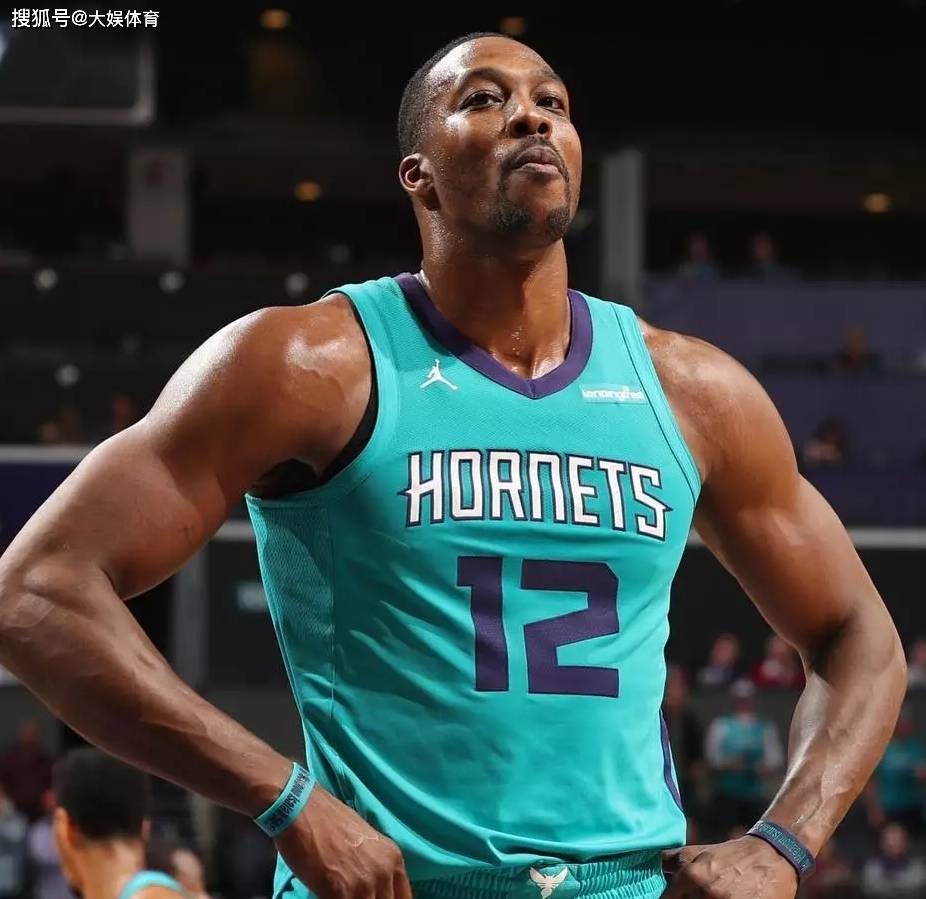 足协杯赛前举办垫场赛，张凌峰等四名成年球员对阵五十名小球员（足协杯赛前上演垫场表演赛：张凌峰领衔四名成年球员对阵50名小球员）