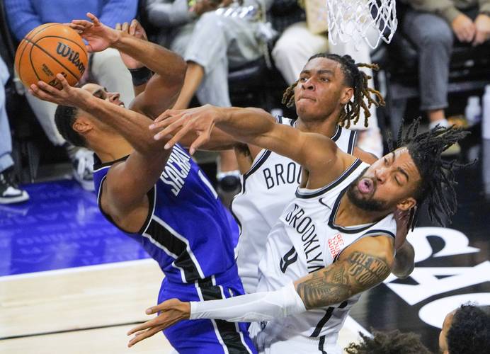 篮球篮网主力中锋脚踝扭伤，伤势待评估（篮网首发中锋脚踝扭伤，伤情待进一步评估）