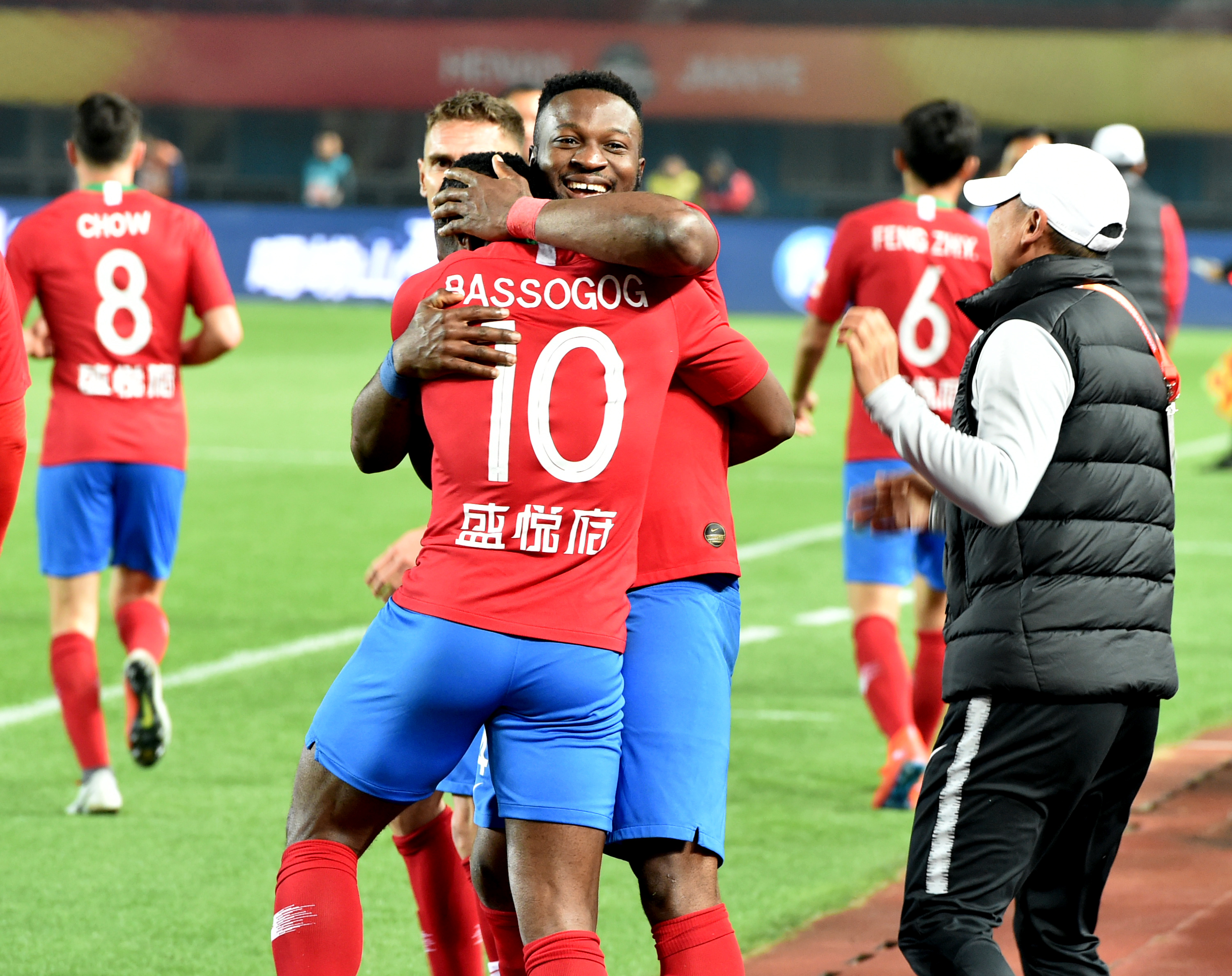 法尔克：很高兴球队能与红牛集团合作，有问题会与克洛普交谈（法尔克：欣见球队携手红牛集团，如有问题将与克洛普沟通）